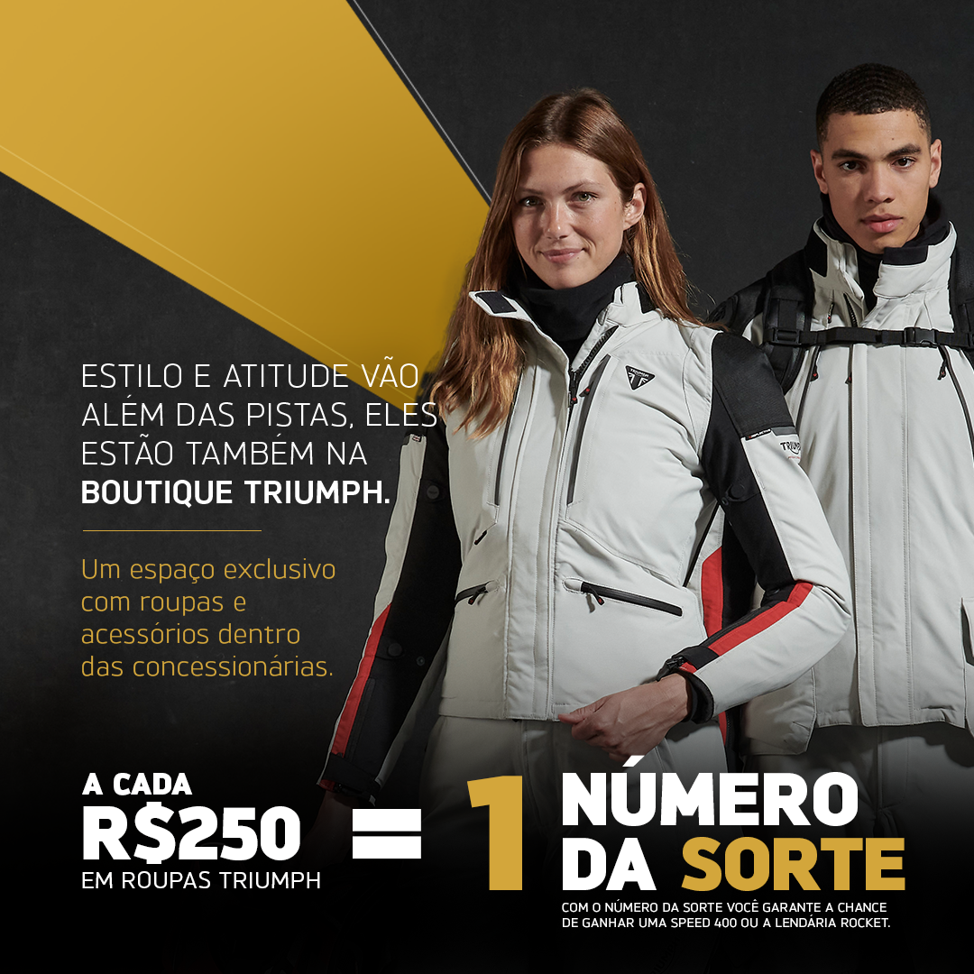 Banner promocional da Triumph: homem vestindo jaqueta verde e boné ao lado de uma moto preta Triumph Rocket. Texto: 'Promoção - Quem tem estilo, tem sorte'. A cada R$250 em roupas Triumph, o cliente recebe 1 número da sorte para concorrer a uma Speed 400 ou a lendária Rocket.