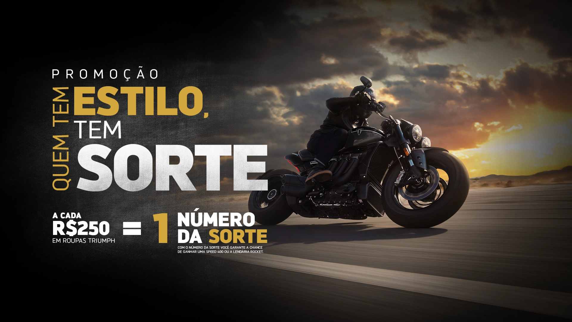 Banner promocional Triumph com o texto 'Promoção – Quem tem estilo, tem sorte'. À direita, um motociclista pilota uma Triumph Rocket em alta velocidade em estrada, com pôr do sol ao fundo. Texto informa: a cada R$250 em roupas Triumph, o cliente recebe 1 número da sorte para concorrer a uma Speed 400 ou a Rocket.